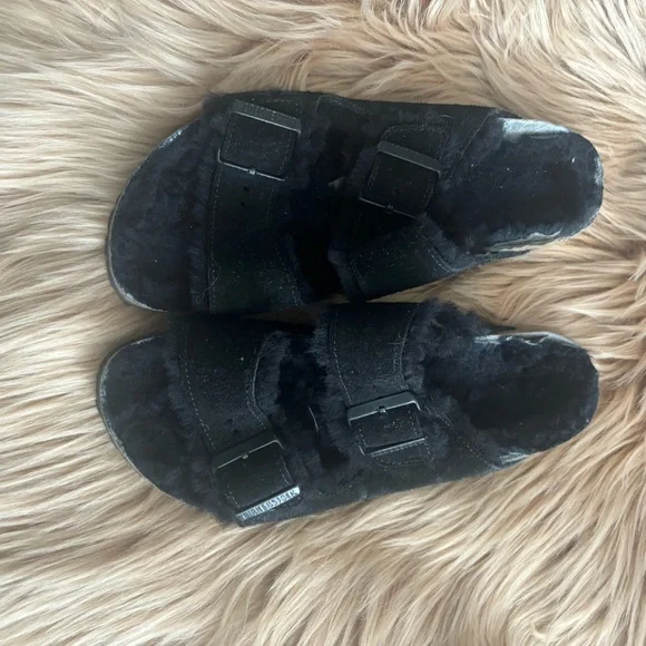 BLACK SUEDE BIRKENSTOCK SHEARLING SANDALS. - Picture 6 of 6